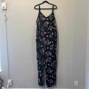 Plus size women’s Torrid black paisley floral wide leg romper w/ pockets